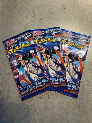 3st Pokémon ”Ninja Spinner” booster packs - Säljer dessa 3st helt nya & fabriksförseglade ”NinjaSpinner” booster packs! Samfraktar vid köp av fler varor!