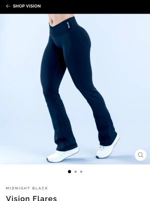 Vision Flares leggings svart - Helt oanvända träningsbyxor från DFYNE. Storlek: xs modell tall. Kan skicka bild på dem vid förfrågan. (Mer svarta i verkligheten än på hemsidan)  nypris cirka 775kr 