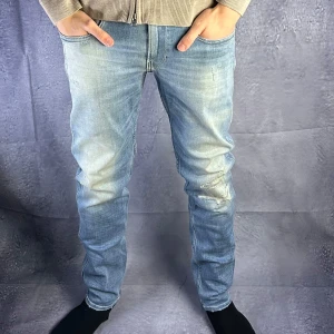 Replay anbass jeans med slitningar - Replay anbass jeans med slitningar storleken är 32/32 och modellen på bilden är 186 cm 73kg
