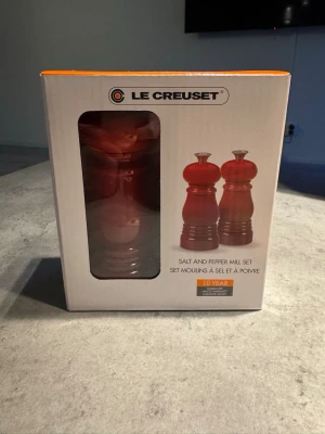 Le Creuset - Salt/Pepparkvarn - Säljer dessa helt nya & oöppnade ”Le Creuset salt/pepparkvarnar”  Nypris: 779kr