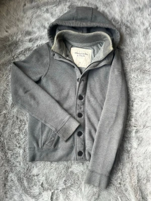 Abercrombie & Fitch Hoodie - Säljer denna sällsynta och mycket eftertraktade Abercrombie & Fitch hoodie | Storlek M | Skick 8/10 | Vid eventuella frågor hör gärna av dig och erbjuder bra pris vid köp av bundle 😁✅