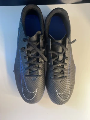 Svarta Nike Mercurial fotbollsskor - Säljer mina fotbollskor som endast används 1 gång!💕