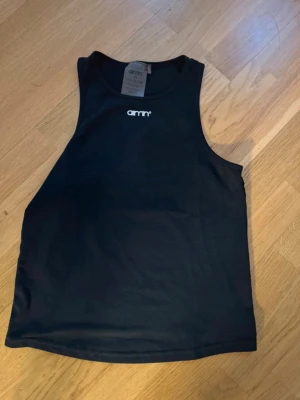 2 st linnetoppar från Aim'n - Säljer två linnen från Aim'n, en svart och en brun. Båda har ärmlös design och rund halsringning med liten vit Aim'n-logga framtill. Båda i XS. Använda 1-2ggr 180kr/st eller 350 för båda