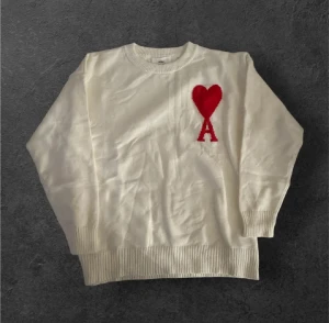 Vit Ami Paris tröja / sweater - Ami Paris vit/röd stickad tröja/sweater. Helt ny, storlek: M.