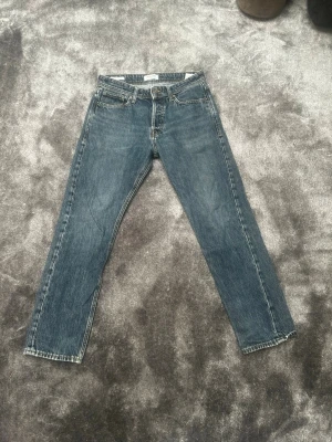 Blå raka jeans från Jack and Jones  - Säljer ett par klassiska blå jeans från Jack and Jones med rak passform och fem fickor. Jeansen är i modellen Loose Chris och storlek W29 L30. Priset är kan diskuteras.