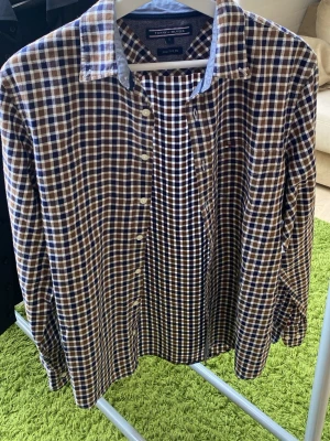 Tommy hilfiger skjorta - Säljer denna riktigt snygga skjorta från Tommy hilfiger som är perfekt nu till sommaren, riktigt bra skick, inga defekter!