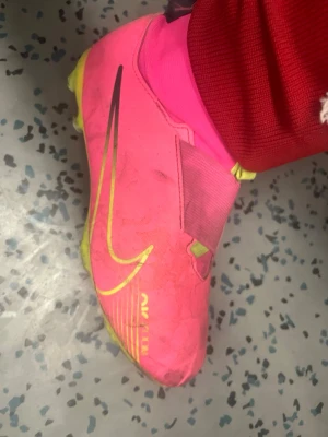 Fotbollsskor  - Säljer ett par rosa fotbollsskor i storlek 37 väldigt bekväma skor och man skjuter jätte bra med dem rengörs innan leverans