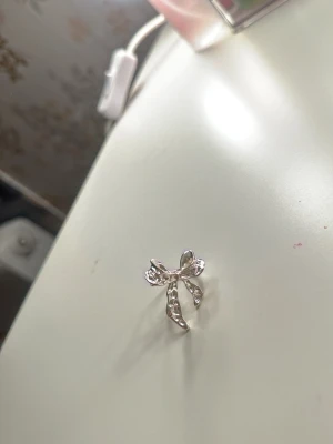 18 mm söt ring❣️ - En riktigt gullig ring i silverfärg med en stor rosettformad design. Ringens material är metall och rostfri. Diametern är 18 mm. Använd endast fåtal gånger!💗❣️