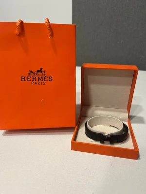 Svart Armband - Sprillans nytt armband. Säljer på grund av att jag aldrig använder det. Man får med påsen på bilden samt den lilla lådan. Armbandet är i nytt skick och priset är inte hughet i sten så det är bara att höra av sig vid frågor eller intresse😃