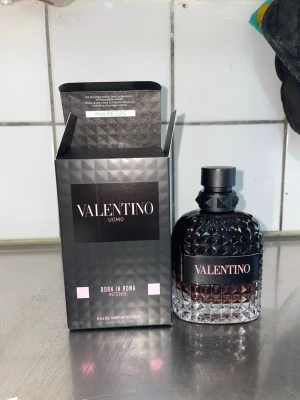 Valentino uomo bort in roma intense  - Hej säljer min valentino uomo born in Roma intense fick den som present. Vet ej om den är äkta men kvitto från sephora finns med Sephora Tage. Skriv om du intresserad!! Parfymen helt ny oanvänt!