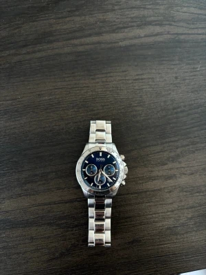 Hugo boss klocka  - Hugo boss klocka köpt för 2600 kronor. Obs : endast 5 länkar per sida vilket betyder att den passar någon med smal handled. 