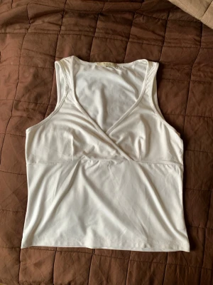 Linne - Vila - Vitt linne från Vila! Storlek XL men passar mer en M/L (mått 42cm tvärsöver, och 53 cm på längden). Stretchigt material! I fint skick 🌸