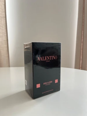 perfum valentino  - Perfume Valentino - Born in Roma  I sell the Valentino Born in Roma perfume, new and never used.  100% authentic product, bought in store.  Details:  Condition: New  • Packaging: Original box  E Invoice provided (proof  Of authenticity)  Perfect conservation  Description of the perfume:  Born in Roma is a modern, elegant and bold fragrance, combining floral and vanilla notes with a woody touch.  A chic and timeless fragrance, inspired by Italian elegance and the Roman spirit.