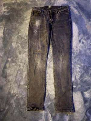 Svarta NEUW jeans! - Svarta snygga jeans men en tvättad look passar perfekt till 165-180 storlek  29:2 slim jeans skick 9/10 ordinarie pris 1599 mitt pris 299!