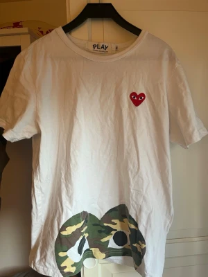 Cdg play T-shirt - Säljer denna sjukt snygga och sällsynta cdg play T-shirt. Storlek M men kan även passa S. Inga defekter eller tecken på användning.
