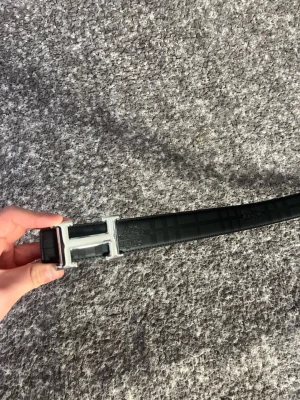 H Bälte Svart - Helt ny & Oanvänd ✔️, Storlek 110cm ✔️, Skickas inom 1 dag 🚀, kontakta gärna för mer info ☺️