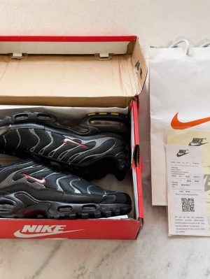Nike Air Max Plus TN Svart/Röd – HELT NYA – Kvitto & box - “Säljs billigt för snabb affär”     Säljer ett par helt nya Nike Air Max Plus (TN) i svart/röd färg. Aldrig använda – i perfekt skick.