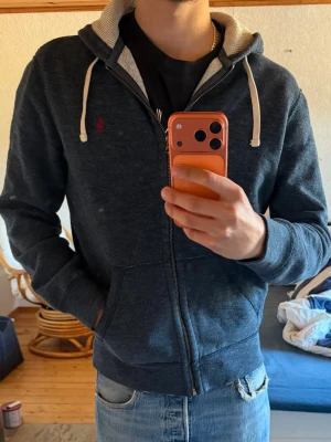 Ralph Lauren tröja  - Riktigt cool Ralph lauren zip. Den är lite åt det tjockare hållet så det är perfekt nu mot sommaren. 