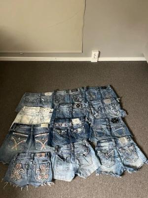 Miss Me lågmidjade Shorts - Hej! Säljer massa lågmidjade Miss Me shorts i olika storlekar. Kom ihåg att följa för att inte missa nya upplägg!☺️