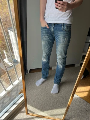 Replay anbass jeans med schyssta slitningar  - Hej!| Säljer detta feta paret jeans från Replay!| Modell: Anbass| Mycket gott skick, kontakta mig vid frågor och funderingar!| //Nils