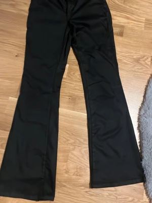 Svarta bootcut jeans från Vero Moda - Säljer ett par svarta bootcut jeans från Vero Moda. Jeansen har klassisk design och är tillverkade i denim med stretch. Snygg passform som är smal upptill och utsvängda ben. Perfekta för dig som gillar en trendig siluett. Storlek s/30 