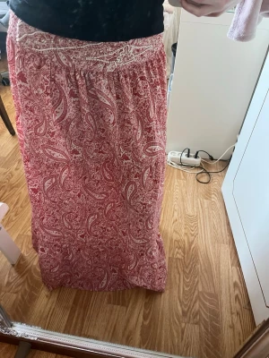 Superfin långkjol - Säljer denna otroliga kjolen från Zara😍 den har resårband i midjan och jättefina pärldetaljer💕 den är uppsydd och passar perfekt till mig som är ca 160❣️