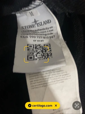 Svart tjocktröja från hm helt ny - En snygg tjocktröja som är svart och perfekt för lite kallare väder