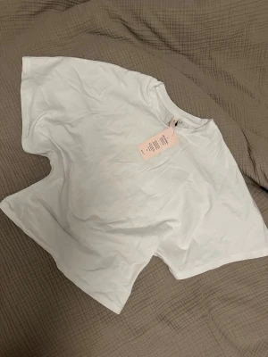 Nelly- Round neck wide sleeve tee - Nelly Round neck wide sleeve tee Vit  Stl. S Ny med prislapp!!  Pris kan diskuteras🤗