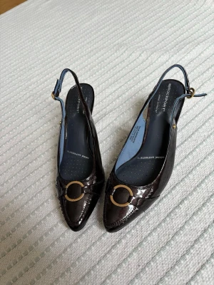 Svarta kitten heels från Rockport - Snygga svarta kitten heels från Rockport med spetsig tå och rem i bak. Klassiska och eleganta💕Står ingen storlek men är lite för små för mig som har 37 så uppskattar till 36.