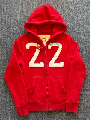 Hollister zip tröja ~ sällsynt  - Säljer en eftertraktad Hollister tröja i väldigt bra skick | storlek S (true size) och passar perfekt nu till våren. Kan även gå ner lite i pris vid snabb affär Obs vid frågor tveka inte 😊