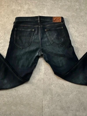 Lee Jeans - Säljer ett par schyssta Lee Jeans i Stl W30 L30. De har snygga slitage både bak och fram och är perfekt för en relaxed look.