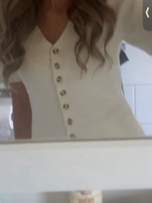 stickad t-shirt med knappar - jätte fin och skön stickad topp. säljer då jag inte använder den längre