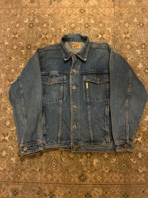 Dobber jeans jacket (M) - Vintage dobber jeans jacket, button on right pocket is torn off but you will get it with the jacket 