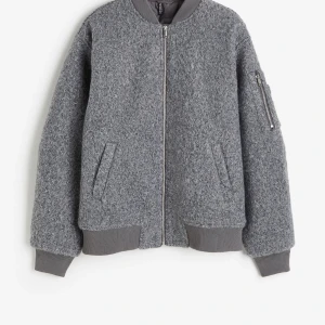 Grå bomberjacka hm  - Säljer denna supersnygga grå bomberjacka från hm med oversized passform. Den är i storlek xxs men sitter som en S/M på mig som brukar ha storlek S. 
