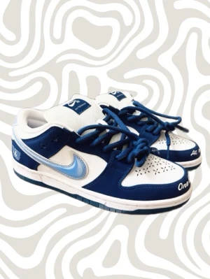 Nike Dunk Low blå - Snygga sb Dunk Low on the turf sneakers i blått och vitt med ljusblå swoosh och detaljer. Skorna har klassisk låg siluett, perforerad tå och snörning. Perfekta för dig som gillar streetwear och vill sticka ut med en fräsch färgkombo. Skriv om du vill ha fler bilder eller undrar nåt 😁