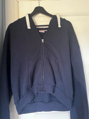 Mörkblå zip hoodie från Gina 100kr - En hoodie från Gina i storlek L andvänd några gånger, fin i skick. Alla kläder tvättas innan