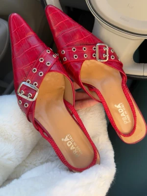 Prada  - Storlek 38 . Jättefint skick 