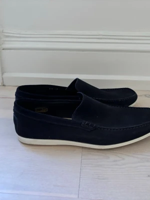 Oscar Jacobson Loafers - Säljer ett par klassiska super trevliga oanvända Oscar Jacobson loafers i storlek 45 som jag nydligen köpte. Skorna är för stora för mig med anledning varför jag säljer dom.