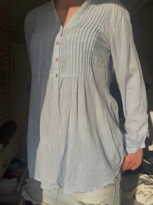 Blårandig blus  - Superfin 