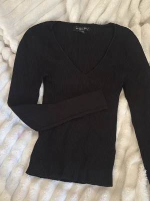 Ribbad tröja - Ribbad tröja från new Yorker (AMISU) kollektionen. Sparsamt använt, den är ribbad och  strechig. Jätte fin på och skön material. Passar till allt🤍
