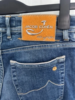 Jacob Cohën Limited Editon - Blåa jeans från Jacob Cohën Limited Edition med klassisk femficksmodell. Jeansen har endast använts ett fåtal gånger. Numrerade och sitter riktigt schysst!