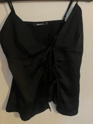 Fest topp - Ett super fint linne med knyte i mitten från Gina tricot som tyvärr inte kommer till användning, storlek 34/xs och axelbanden går att justera och ett tyg som liknar siden