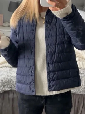Mörkblå vårjacka - Snygg trendig mörkblå vårjacka. Från uniqlo. Jättebra skick. I storlek m men skulle säga S