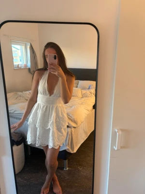 Vit klänning  - Söt vi sommar/ student klänning . Aldrig använd ( inga defekter) märke okänt storlek S