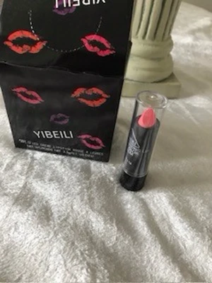 Rosa läppstift från Yibeili - Snyggt rosa läppstift från Yibeili med klassisk hylsa i svart och genomskinligt lock. Läppstiftet har en mjuk, krämig formula och ger en poppig färg till läpparna. Perfekt för dig som vill ha en färgstark look. 29kr/st . Finns 20 + kvar, Samma frakt 