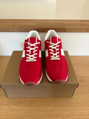 Röda sneakers från Steve Madden dam 41 - Helt nya röda sneakers från Steve Madden med fina detaljer. Storlek 41 Dam. Aldrig använda.   Från rök- och djurfritt hem 🌺