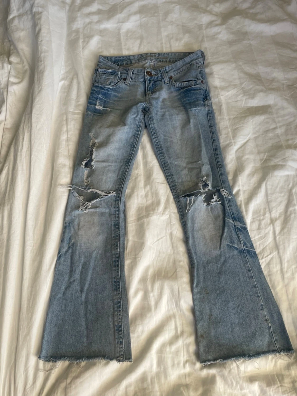 Ljusblå slitna bootcut jeans - 2