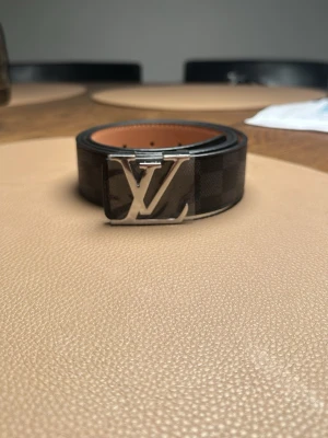 Jätte fint bälte  - Säljer denna bältet som man kan använda vardagligen. Med en silvrig buckel och rutiga mönster den är helt nytt skick i storlek 105 cm