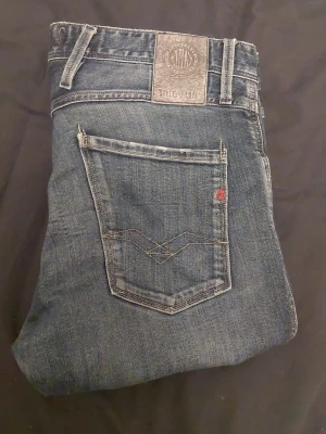 Replay jeans - Säljer ett par blå jeans från Replay med femficks-modell. Jeansen har rött r på högra backficka och tydligen replay märken på bakfickorna. Hör av vid funderingar!
