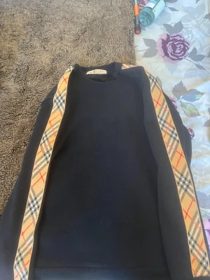 Svart hoodie från Burberry - Storlek M men passar S skit skön insida 